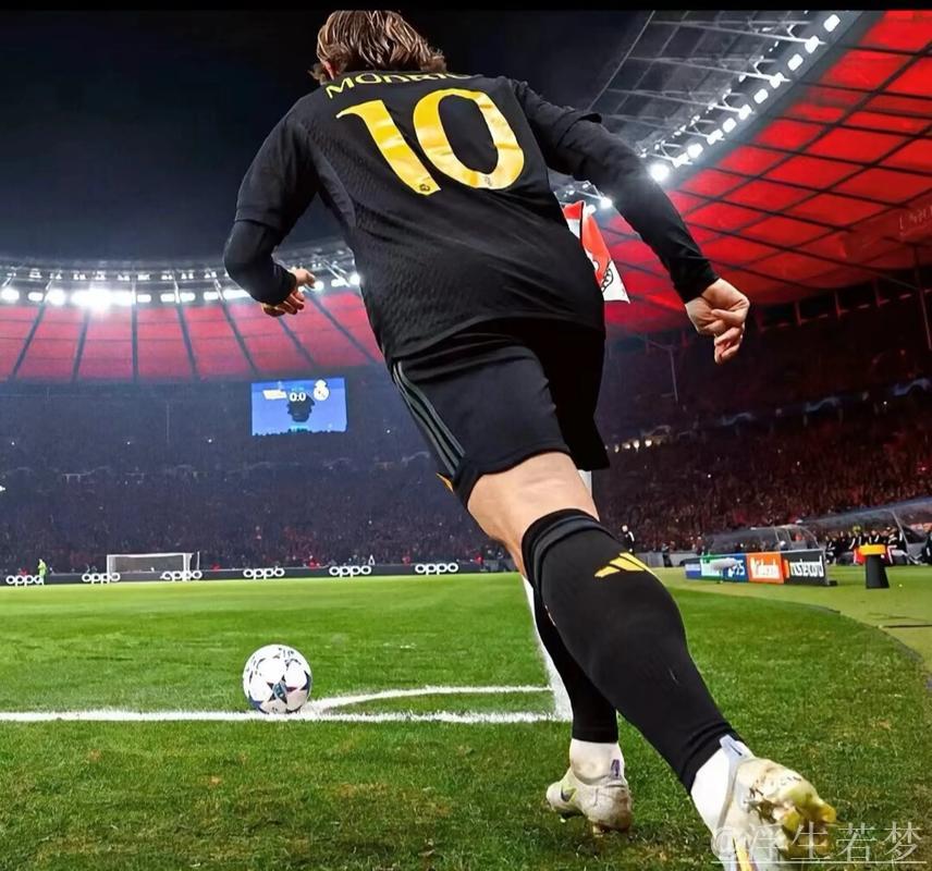 魔笛告别皇马:洒下3500万,赢得597场与28冠,7万球迷致敬,阿隆索送别一吻 魔笛告别皇马:洒下3500万,赢得597场与28冠,7万球迷致敬,阿隆索送别一吻