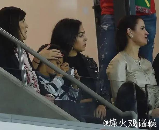 C罗携家人乘私人飞机告别卡塔尔伤心地 C罗携家人乘私人飞机告别卡塔尔伤心地