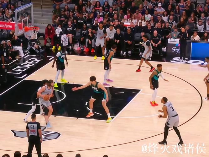 阿夫迪亚三双29+11+10 杨瀚森仅得2分 开拓者险胜马刺 阿夫迪亚三双29+11+10 杨瀚森仅得2分 开拓者险胜马刺